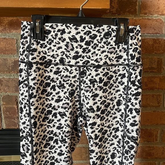 Zyia Active Snow Leopard Pocket Brilliant Hi-Rise 7/8 Leggings - Picture 2 of 5